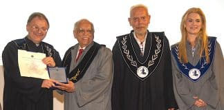 Επίτιμος Καθηγητής του Τμήματος Μαιευτικής του ΠΑΔΑ  ο ιδρυτής και Πρόεδρος της Pharmazz, Καθηγητής Anil Gulati